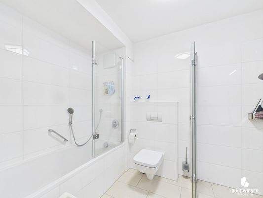 Vollausgestattetes Badezimmer