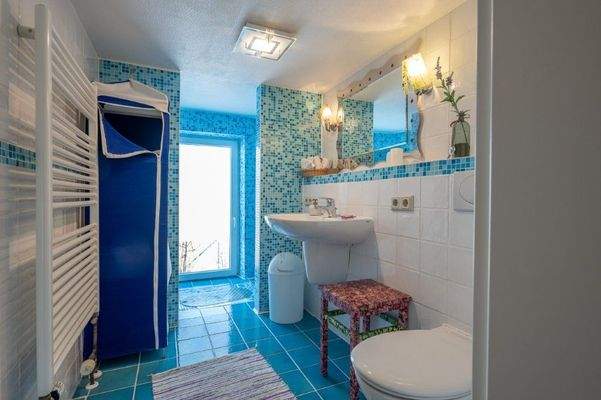 Bad mit einer bodentiefen Dusche und guter Belichtung.jpg