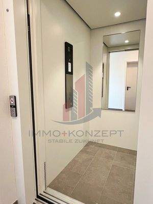 und der moderne Fahrstuhl von KONE