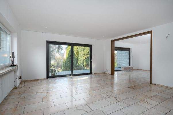 Wohnzimmer im Erdgeschoss mit Zugang zum Balkon