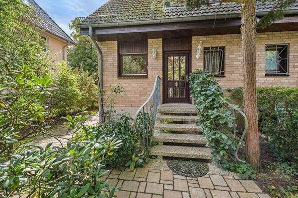 RÜCKWÄRTIGER HAUSEINGANG