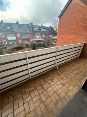 Großer Balkon mit Blick in den Garten