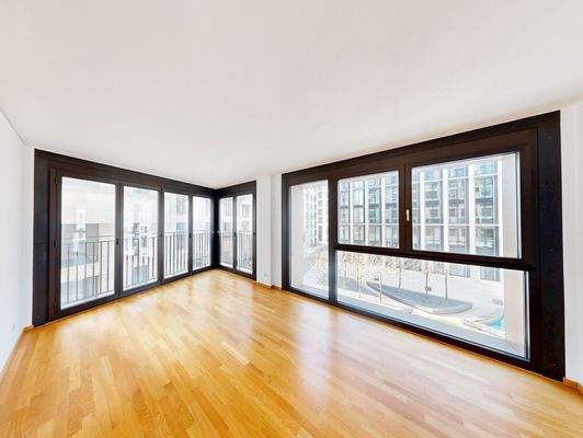 Wohnzimmer mit bodentiefen Fenstern