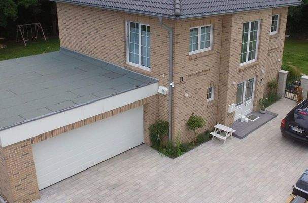 Haus und Einfahrt im Sommer