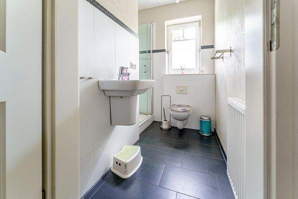 Gäste-WC mit Dusche.