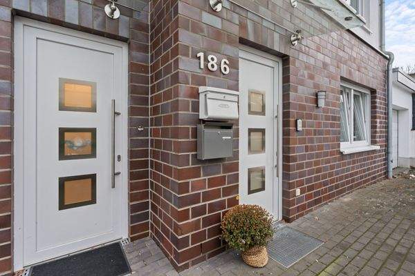 Zwei separate Eingänge: linkd Erdgeschoss, rechts Obergeschoss