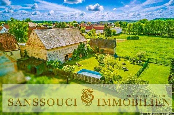 großzügiger Garten mit Scheune-Pool und Weideblick