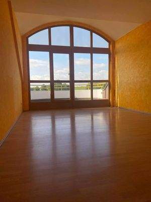 Wohnzimmer mit Zugang zur Dachterrasse