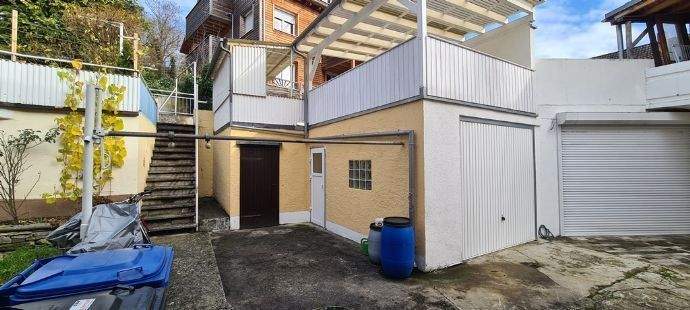Garage mit separatem Lagerraum und Dachterrasse 