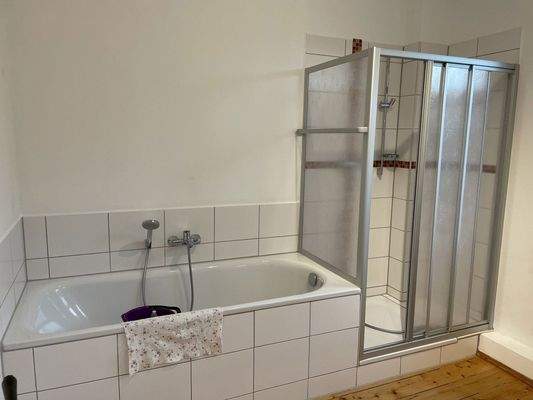 Bad mit Wanne und Dusche 