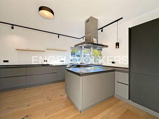 Offene Wohnküche mit angrenzender Vorratskammer
