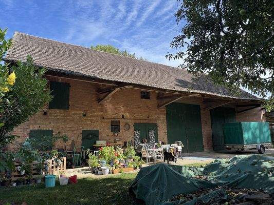 Ansicht zur Scheune mit Vorplatz