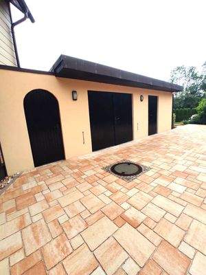 Großer Vorplatz Einfahrt