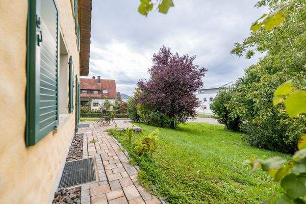 Freisitz mit Gartenweg