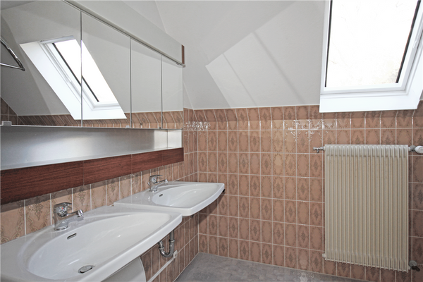 Bad mit Badewanne und 2 Waschbecken / Dachgeschoss