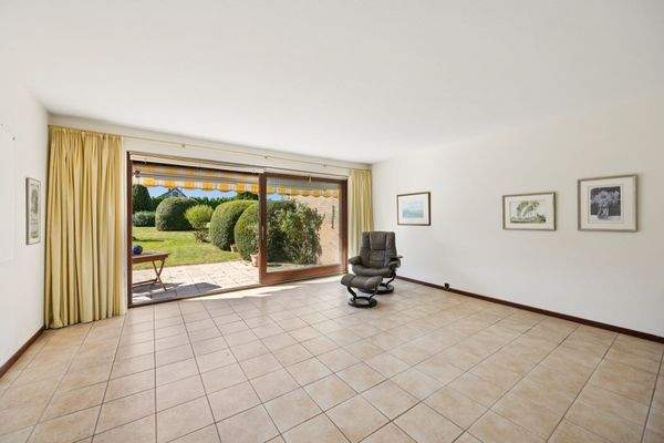 Heller Wohn-Essbereich mit Südwest-Terrasse davor