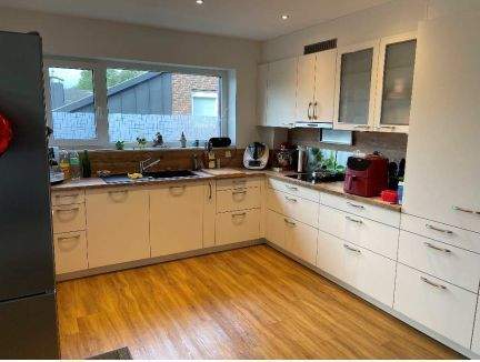 Moderne helle Küche