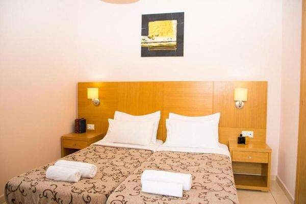 Keta, Sisi: Apartmentkomplex im Dorfzentrum, in der Nähe eines Sandstrandes zu verkaufen