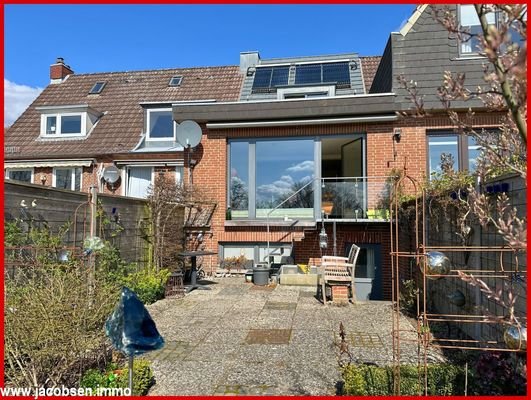 Südterrasse mit Zugang zum Keller sowie ins Wohnzimmer