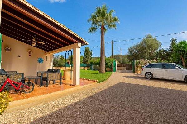 Die überdachte Terrasse und die Zufahrt