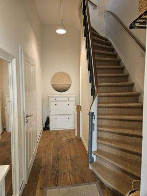 Flur EG und Treppe zum OG