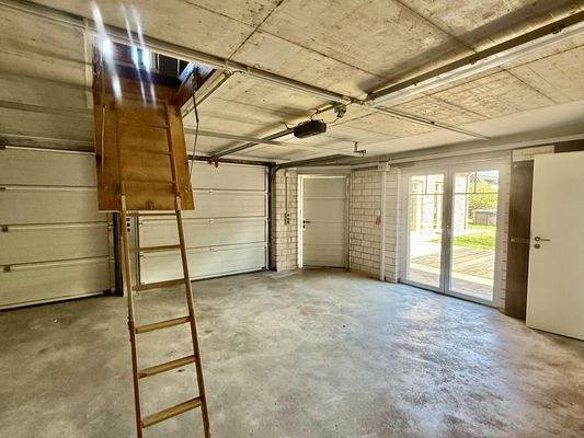 von der Garage Blick in den Garten