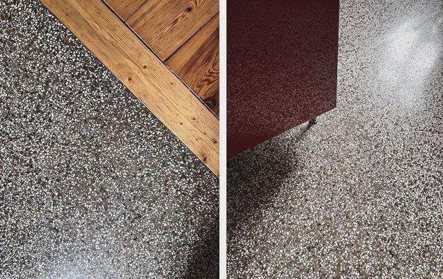 Küche mit gut erhaltener Terrazzo - und Dielenboden