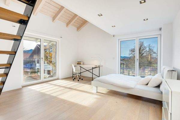 Zwei identische Galerie-Zimmer