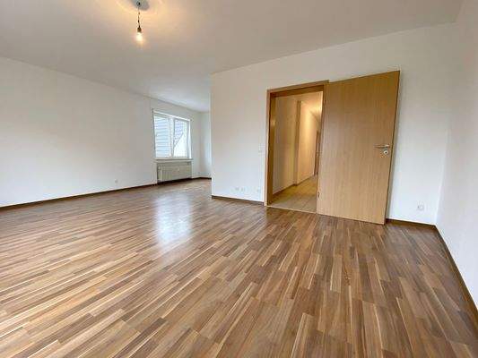 Wohnzimmer mit Balkon_02.JPG