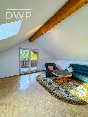 Helles Schlafzimmer mit Balkonzugang