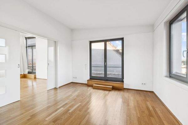 Arbeitszimmer mit Zugang zur Terrasse