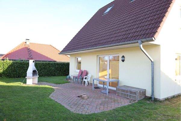 Gartenansicht mit Terrasse in Westausrichtung