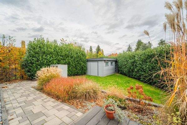 Gartenbereich mit praktischem Gartenhaus