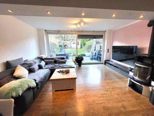 Wohnzimmer mit Kamin.jpg