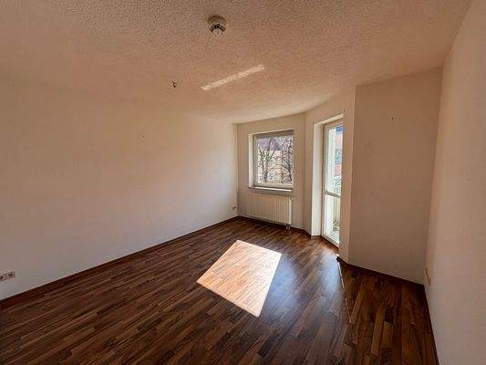 Wohnzimmer mit Balkonzugang