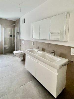 Badezimmer mit Doppelwaschtisch