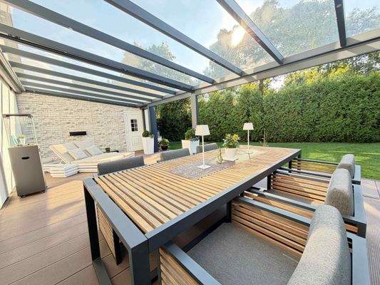 Überdachte Sonnenterrasse