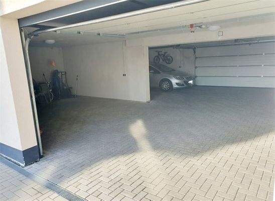 Garage 1 + 1 Außenstellplatz