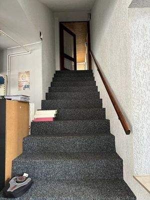 Treppenaufgang zum Büro im OG