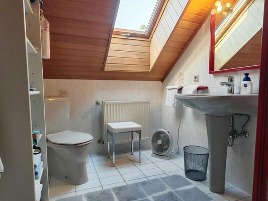 Bad mit Dusche und WC (OG)