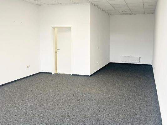 Geschäftsfläche mit Blick Richtung Küchenbereich