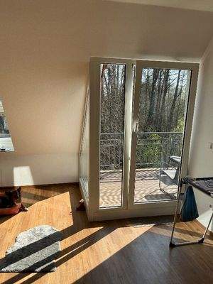 Wohnzimmer mit Blick zum Balkon