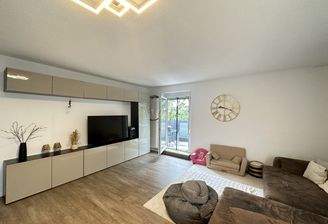 Wohnbereich (ehemalige Einrichtung) mit Zugang auf den Balkon