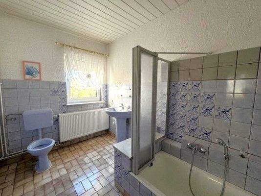 EG: Großes Bad mit Fenster