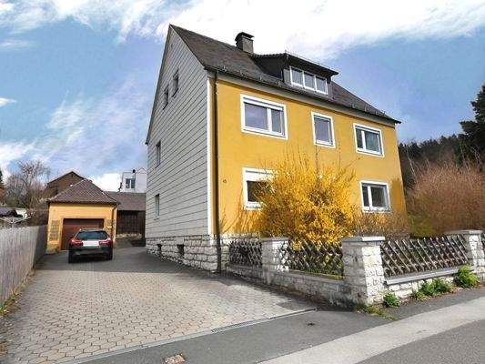 Mehrfamilienhaus mit zwei Garagen