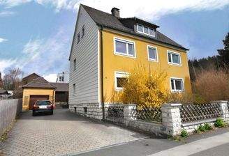 Mehrfamilienhaus mit zwei Garagen