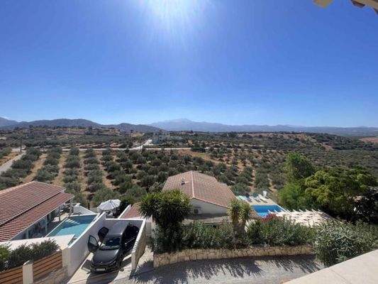 Kreta, Roumeli: Charmante Villa mit Garten und Pool zu verkaufen