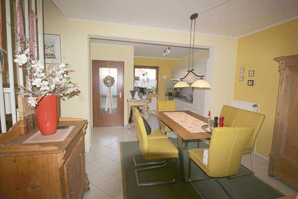 Offene Einbauküche mit Esszimmer