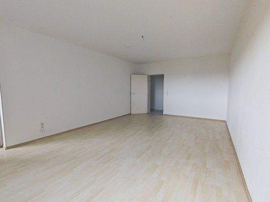 Ansicht III: Wohn- und Esszimmer mit Zugang zum Balkon