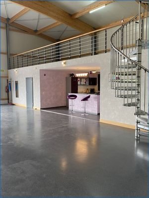 Blick auf Büro Küche und Empore nah
